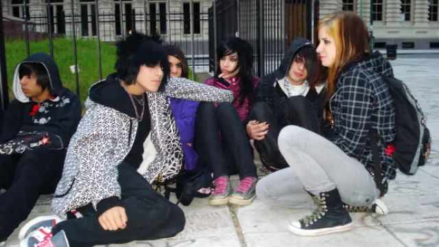 Emo w szkole – jak dobrać ubiór?
